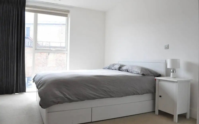 Modern 1 Bedroom Apartment in Brixton With Balcony