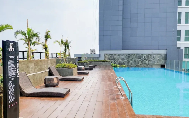 Modern Look 1Br Without Living Room At Bintaro Embarcadero Apartment