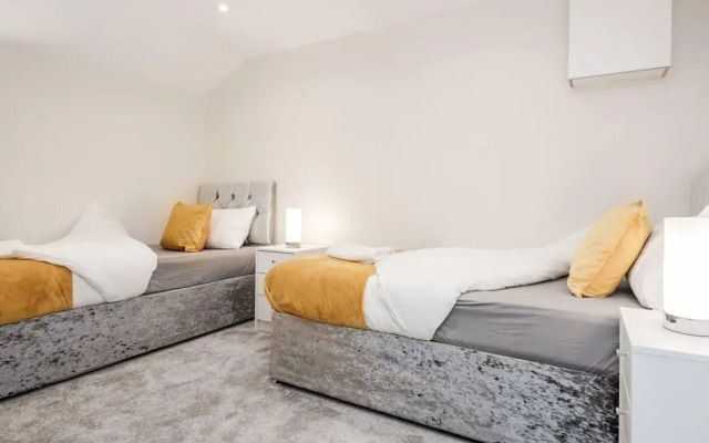 Cosy 2BR Maisonette Near Hospital & Stations