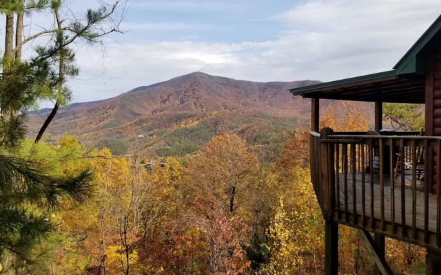 Majestic Views 4 Br cabin by RedAwning