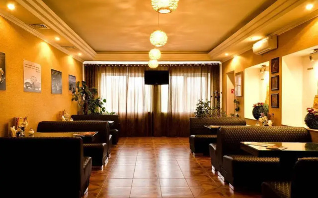 Hotel 8th Mile