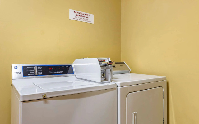 Econo Lodge Louisville Airport