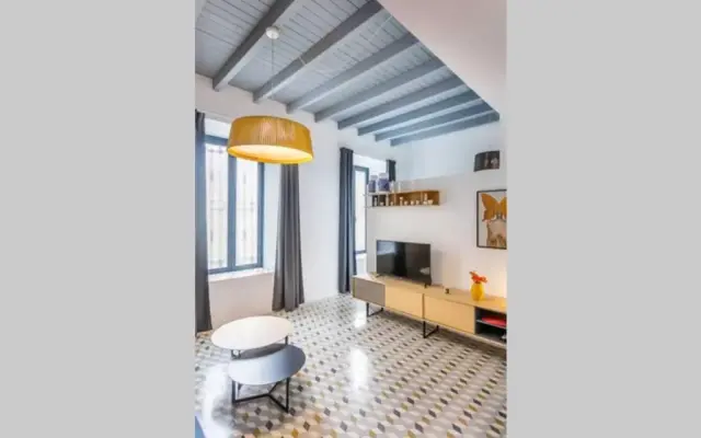 Pop Art, 2BD ground Central Apartment