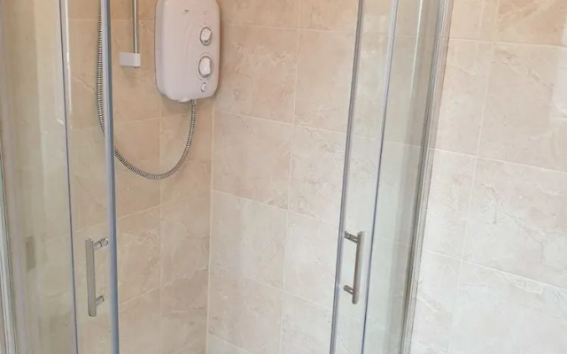 Newly refurbished 3 Bed House Near City