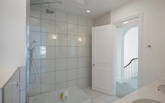Sophisticated 2-bed, 2-bath apt in Chelsea