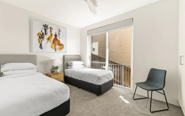 2-bed Harbourside Home With Views in Fab Location