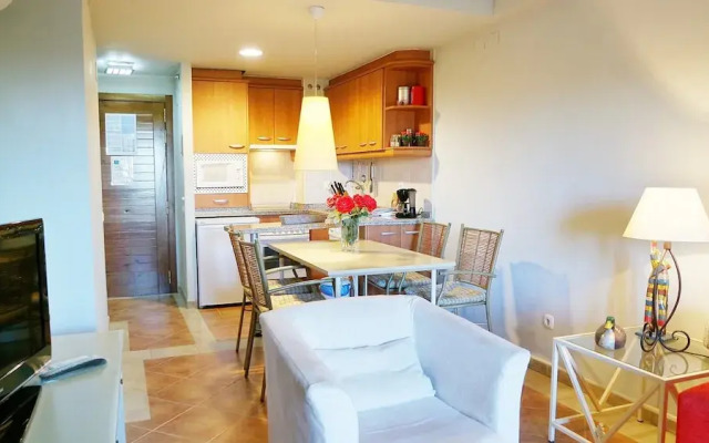 Bright Apartment With Pool Access