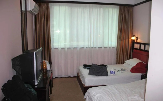 Huating Holiday Inn