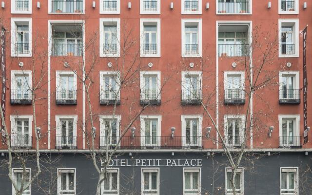 Отель Petit Palace Embassy Serrano вид на фасад