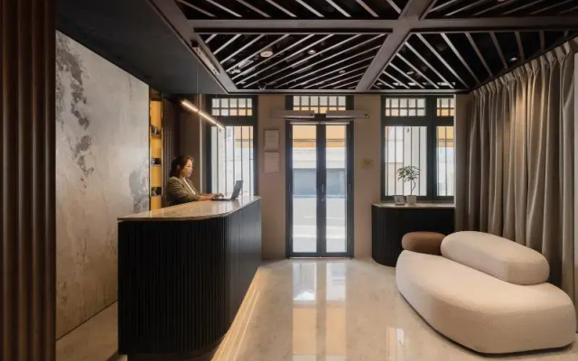 Claude Hotel