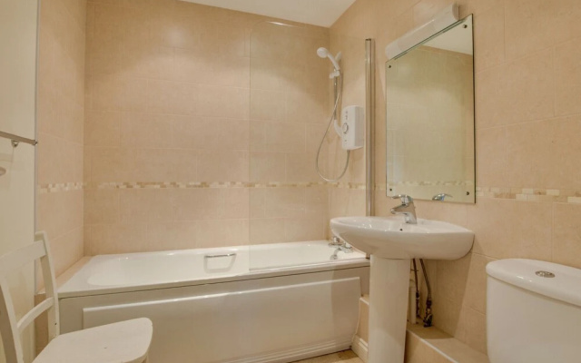 Lovely Holiday Home in Edmonton With Garden