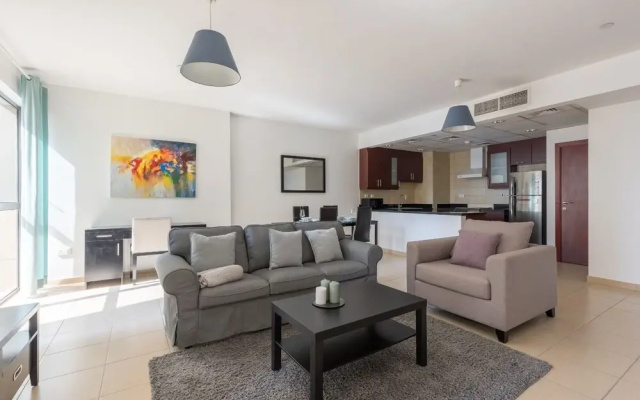 Spacious 1BR 5 minutes to beach