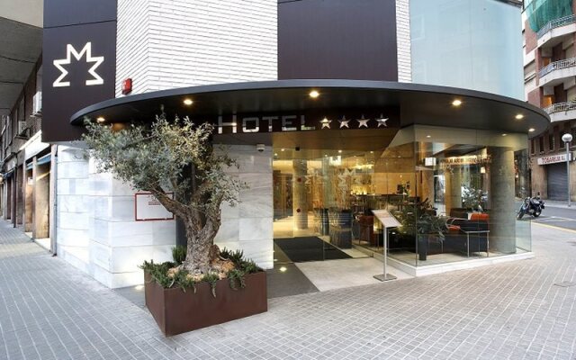 Hotel Madanis вид на фасад