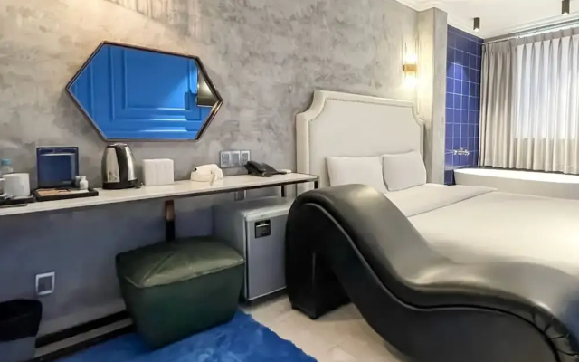 A In Hotel Del Luna