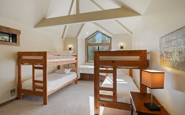 3 Tumalo Home with Wood Burning Stone Fireplace, Hot Tub, and BBQ on the Deck by RedAwning