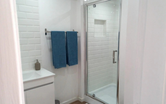 white pearl apartment central confy spacious