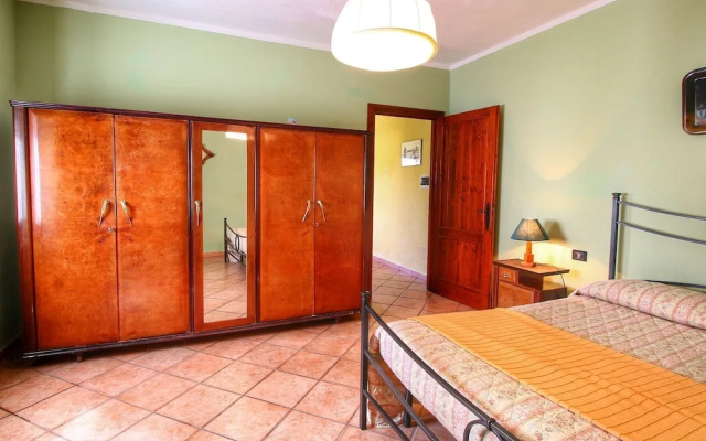 Rustic Apartment in Caprese Michelangelo near Lake