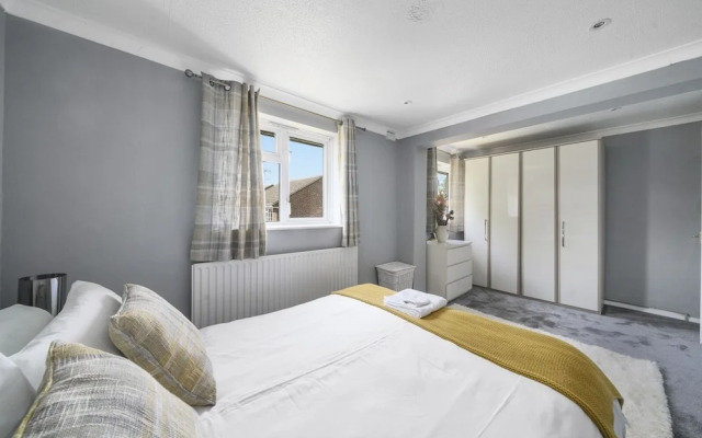 House - Sleeps 8 & On-site Parking