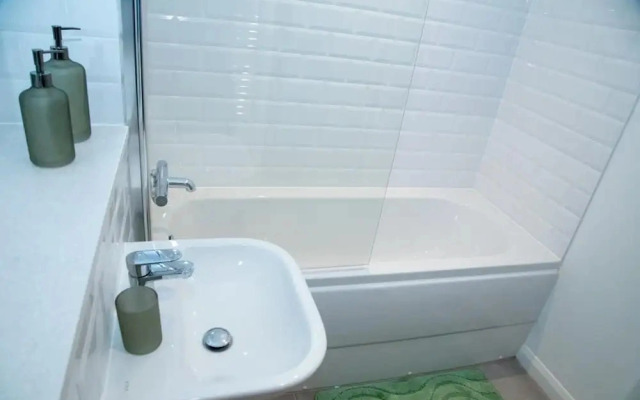 2br(en-suite/ Sleeps 4 With Private Parking