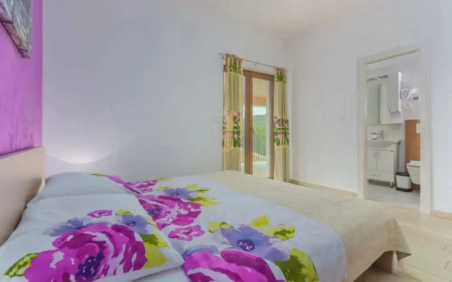 Villa in Skitaca With Pool and Sea Views