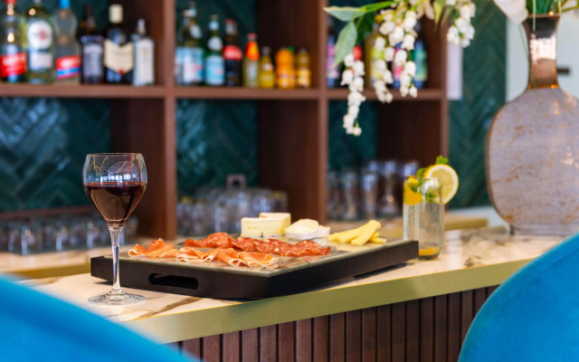 Отель The Originals Boutique, Hôtel Porte de Dieppe