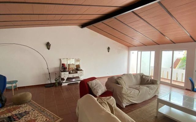 Charming 5-bed House in Granja