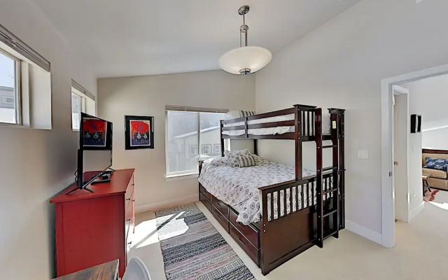 68jwdiq5 2 Bedroom Condo