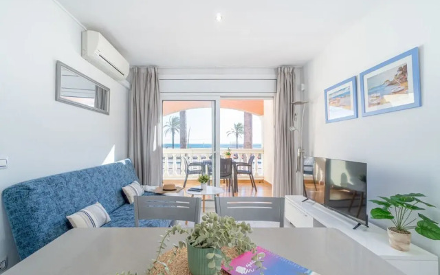 Beachfront Stay With Sea Views & Wi-fi