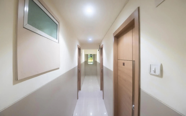 Capital O 67431 Hotel Everest Lodging