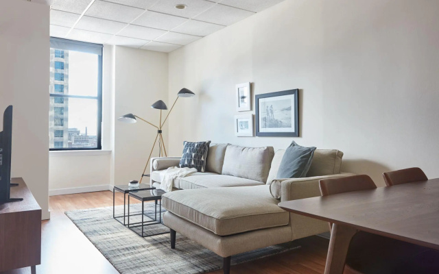 Stylish 1BR + Train | Theatre District | Evonify