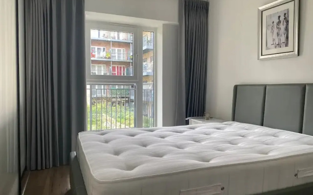 Sunny Gardens 3-bed Apartment in London