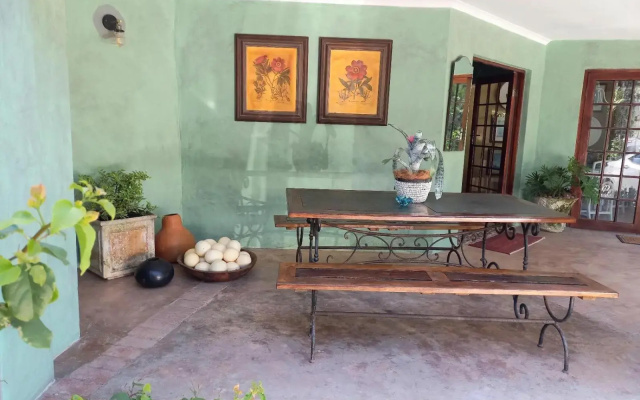 Villa Roc Guesthouse - Pet Friendly
