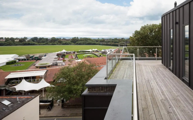 Апарт-отель Roomzzz Chester City