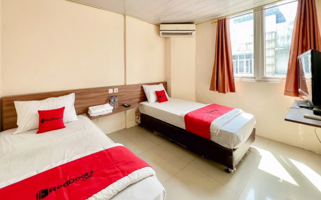 RedDoorz Syariah @ D’Niel Homestay Mandala