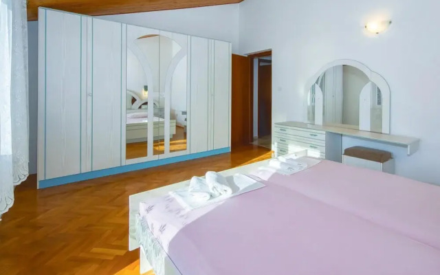 Amazing Apartment in Podstrana With 3 Bedrooms and Wifi