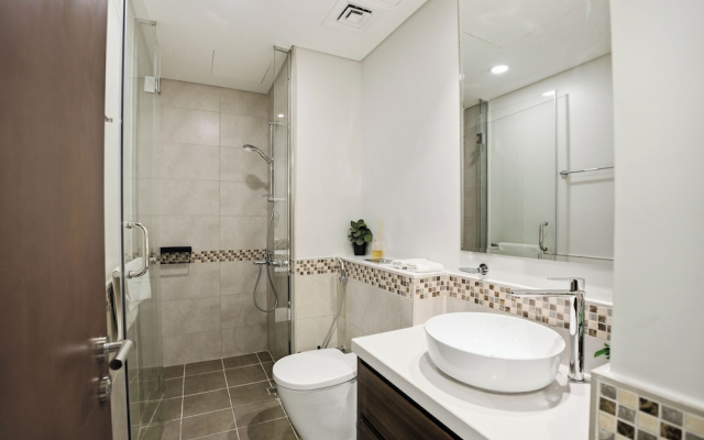 Elegant Reva 1BR - Pool & Gym