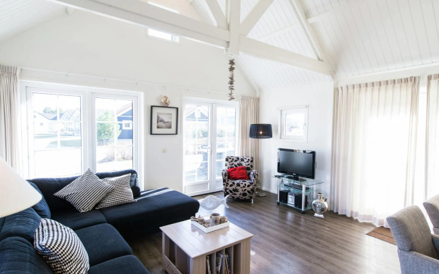 Thatched Holiday Home With two Bathrooms Near the Sea