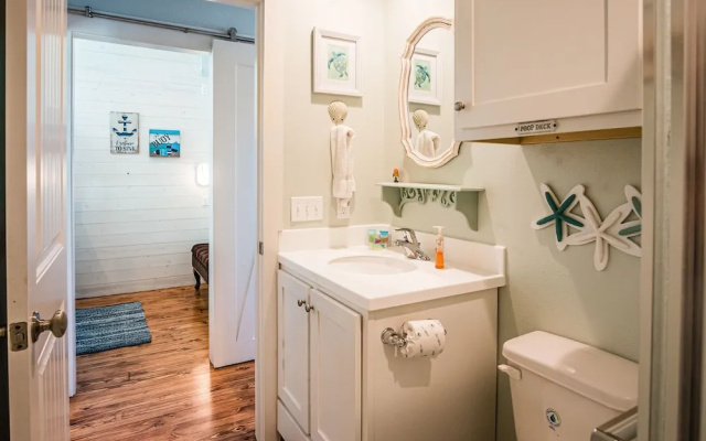 Turquoise Treehouse 2 Bedroom Home