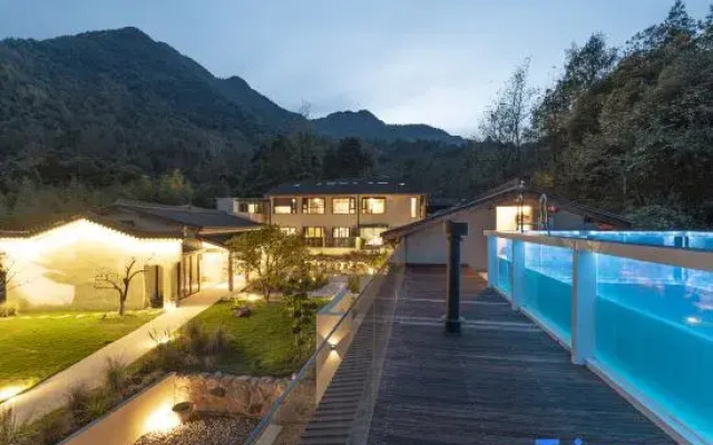 Yiliangfeng Mountain View Vacation Homestay (Longmen Mountain Apricot Plum Peak Scenic Area Branch)