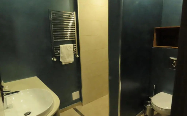 2BR loft apartment near Liberty square