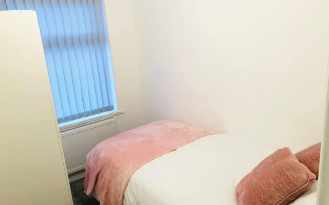 4 Bedroom Lovely Home in Loughborough Town & Uni
