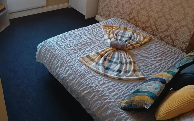 Apartment - Sleeps 5, Free Parking & Sun Terrace