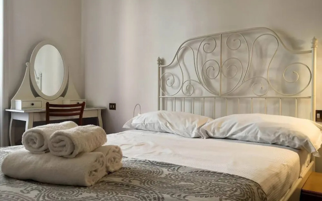 JOIVY Wooden Guerrini Apartment