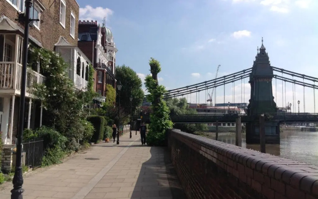 8 Ravenscourt Gardens