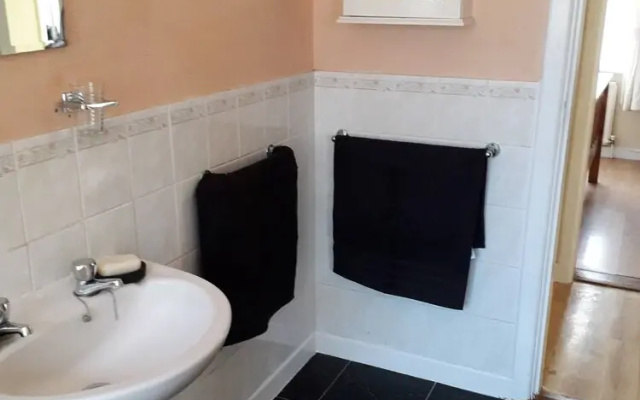 Room in Apartment - 1 Bedroom In A Homely Home With A Lovely Farm