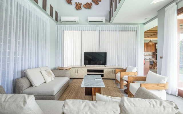5-br Beach Villa in Canggu Overlooking Rice Fields
