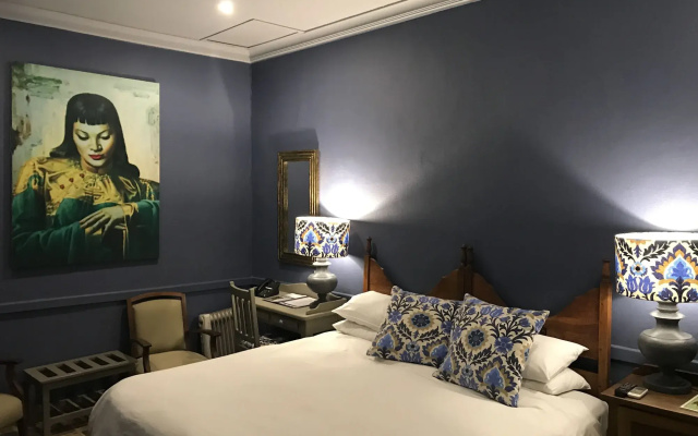 Shangri-La Country Hotel