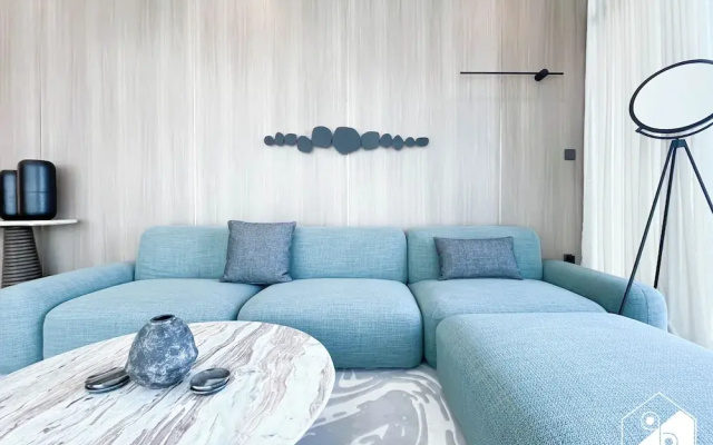 Luxurious 3BR Canal View Apartment Pool + Gym