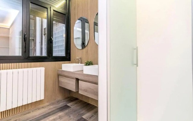 INCREDIBLE Apartment just steps from Gran Via by Batuecas