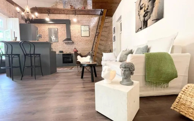 Writer's Loft w/ workspace-get inspired by comfort